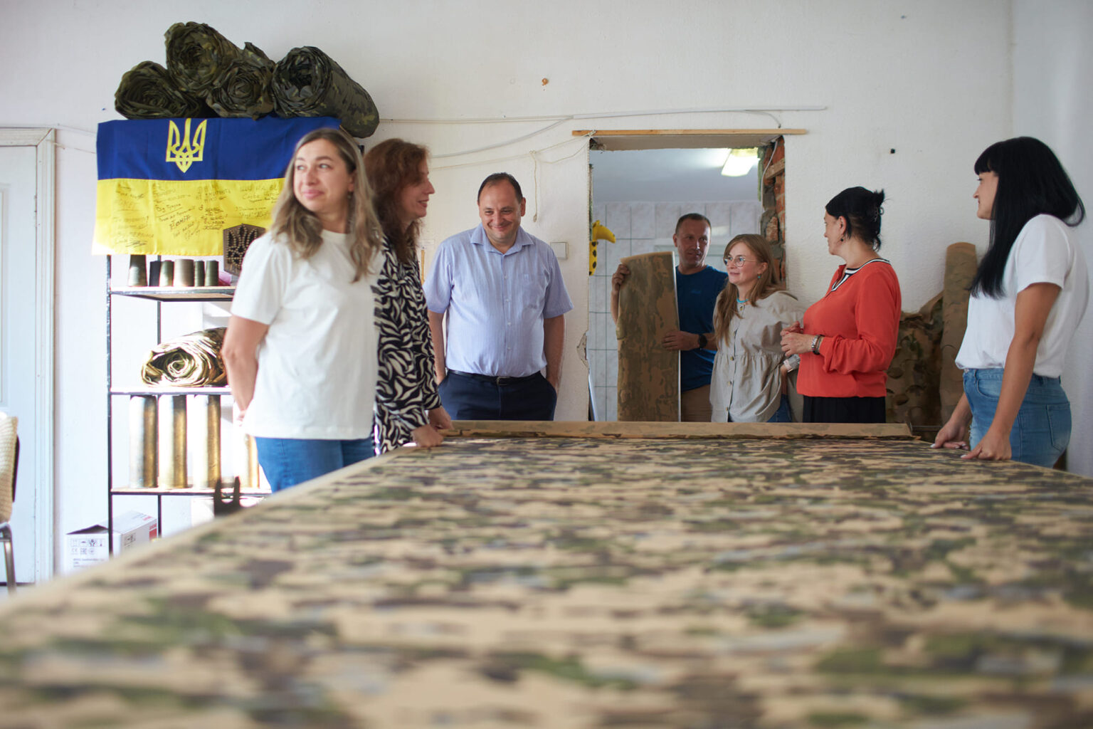 маскувальні сітки за новою технікою,У Франківську волонтери створюють маскувальні сітки,Гуманітарному штабі,Руслан Марцінків