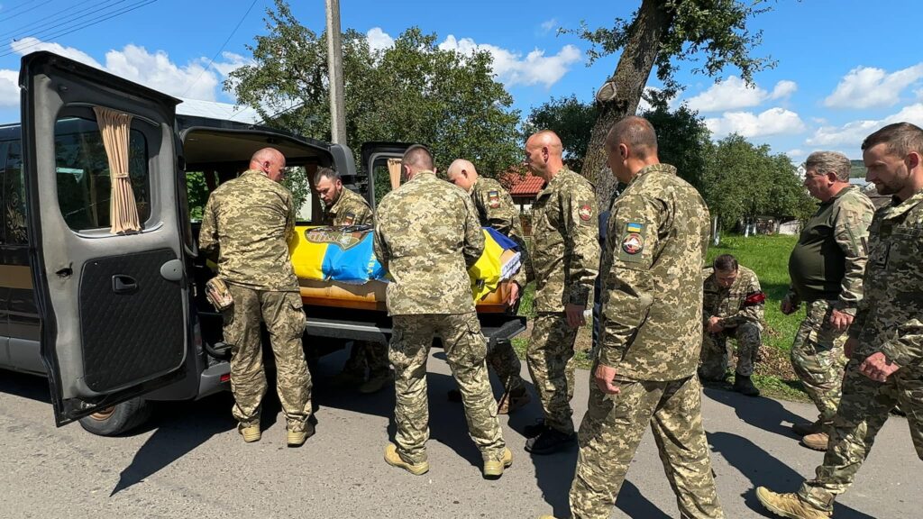 На Надвірнянщині провели в останню путь молодого героя-прикордонника Олексія Ковалюка