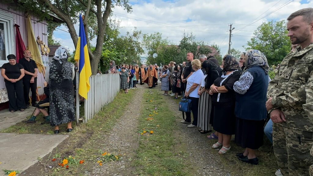 На Надвірнянщині провели в останню путь молодого героя-прикордонника Олексія Ковалюка