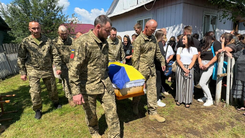 На Надвірнянщині провели в останню путь молодого героя-прикордонника Олексія Ковалюка