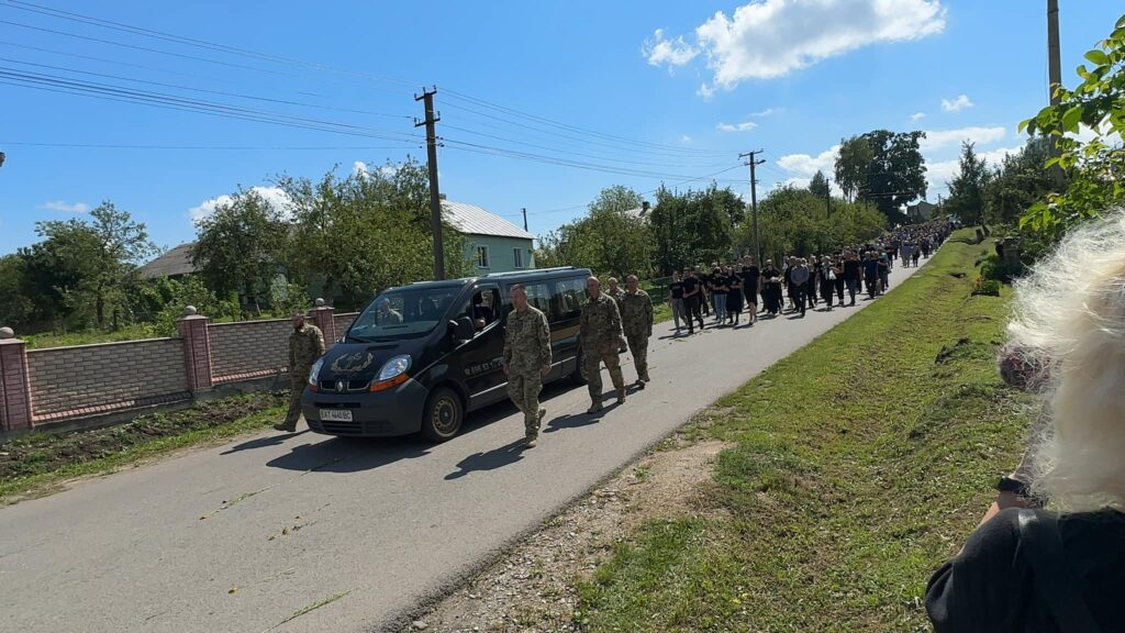 На Надвірнянщині провели в останню путь молодого героя-прикордонника Олексія Ковалюка