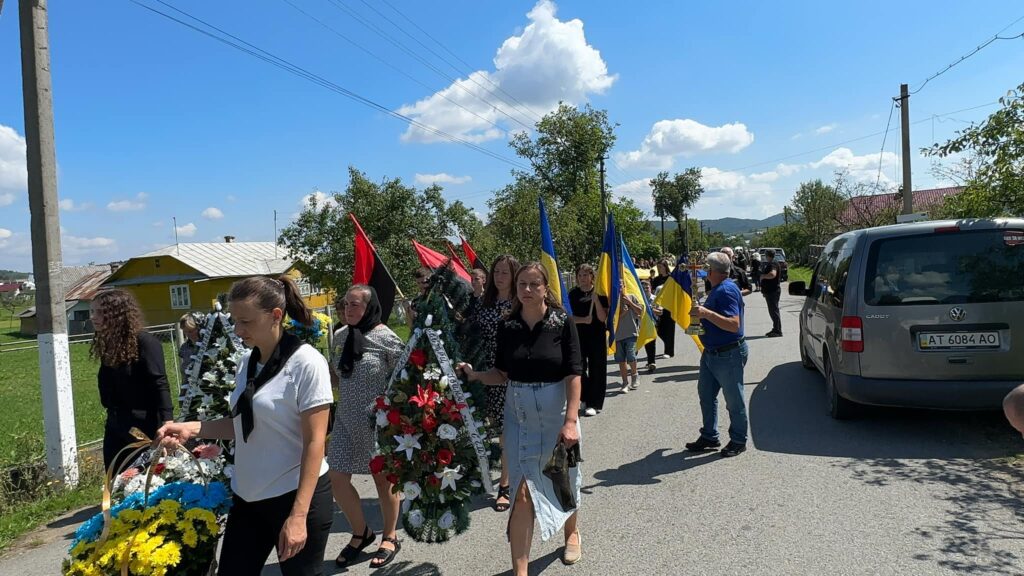 На Надвірнянщині провели в останню путь молодого героя-прикордонника Олексія Ковалюка