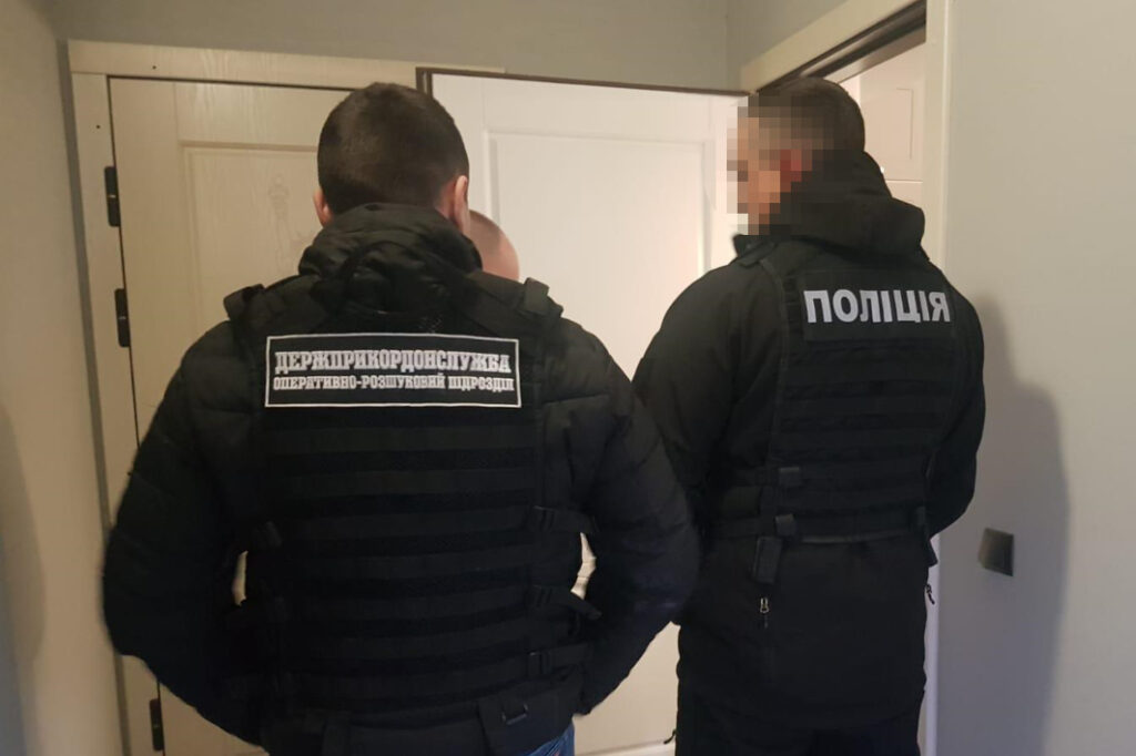 Переправили за кордон 122 чоловіків з Прикарпаття,фігуранти чекають на вирок суду