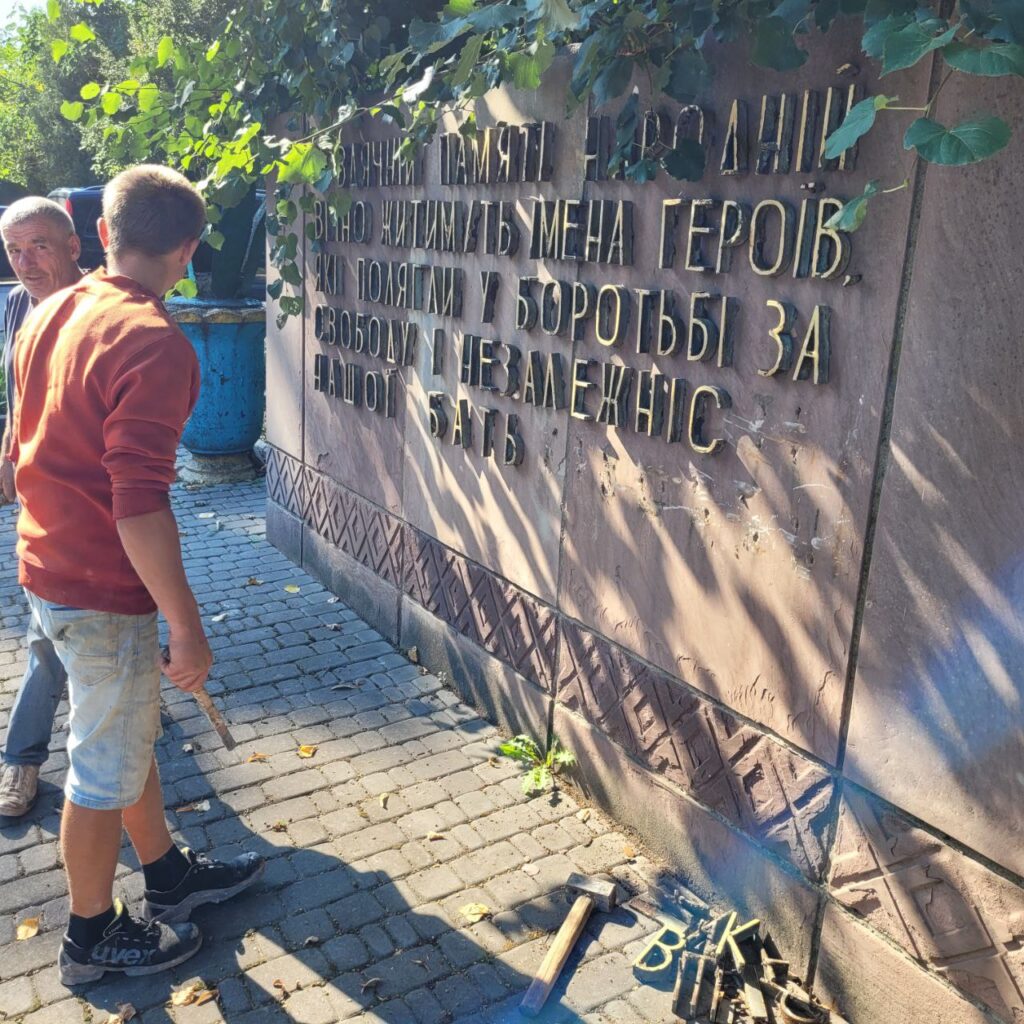 На Прикарпатті демонтували ще два радянські пам'ятники. ФОТО