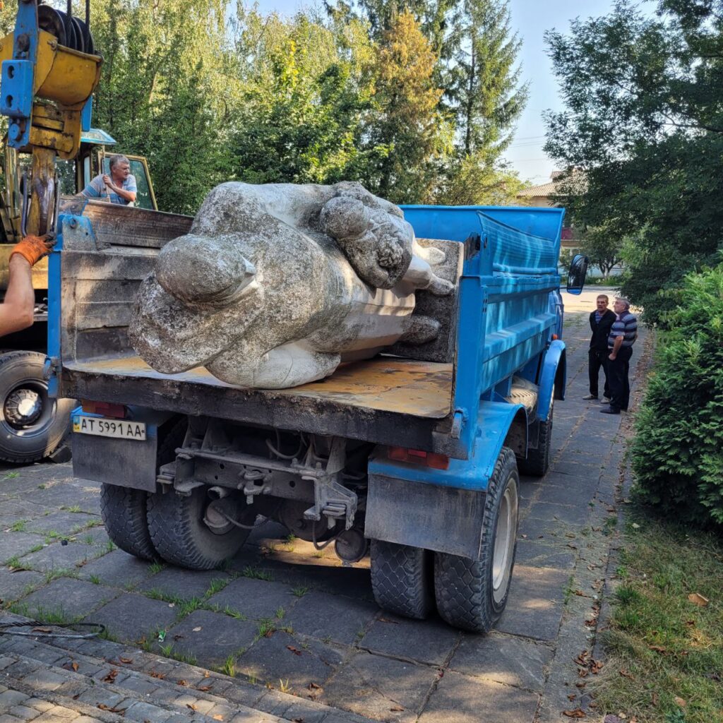 На Прикарпатті демонтували ще два радянські пам'ятники. ФОТО