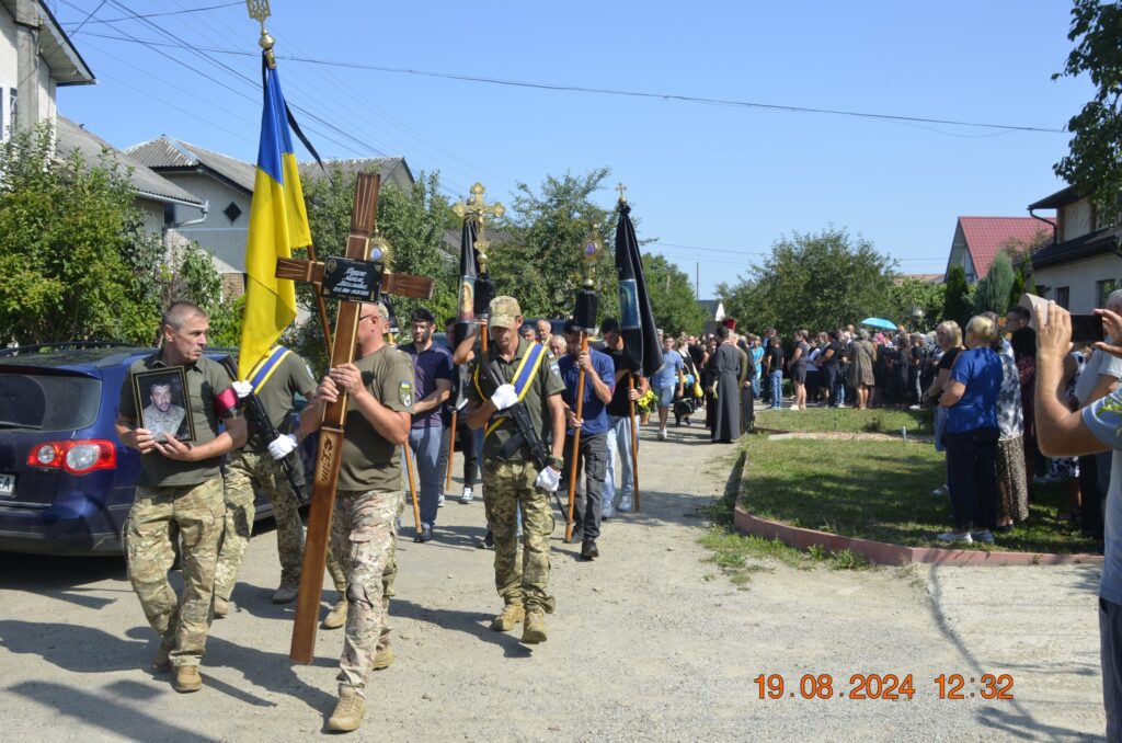 Понад рік вважався зниклим безвісти,на Франківщині попрощались з воїном,Миколою Федорком