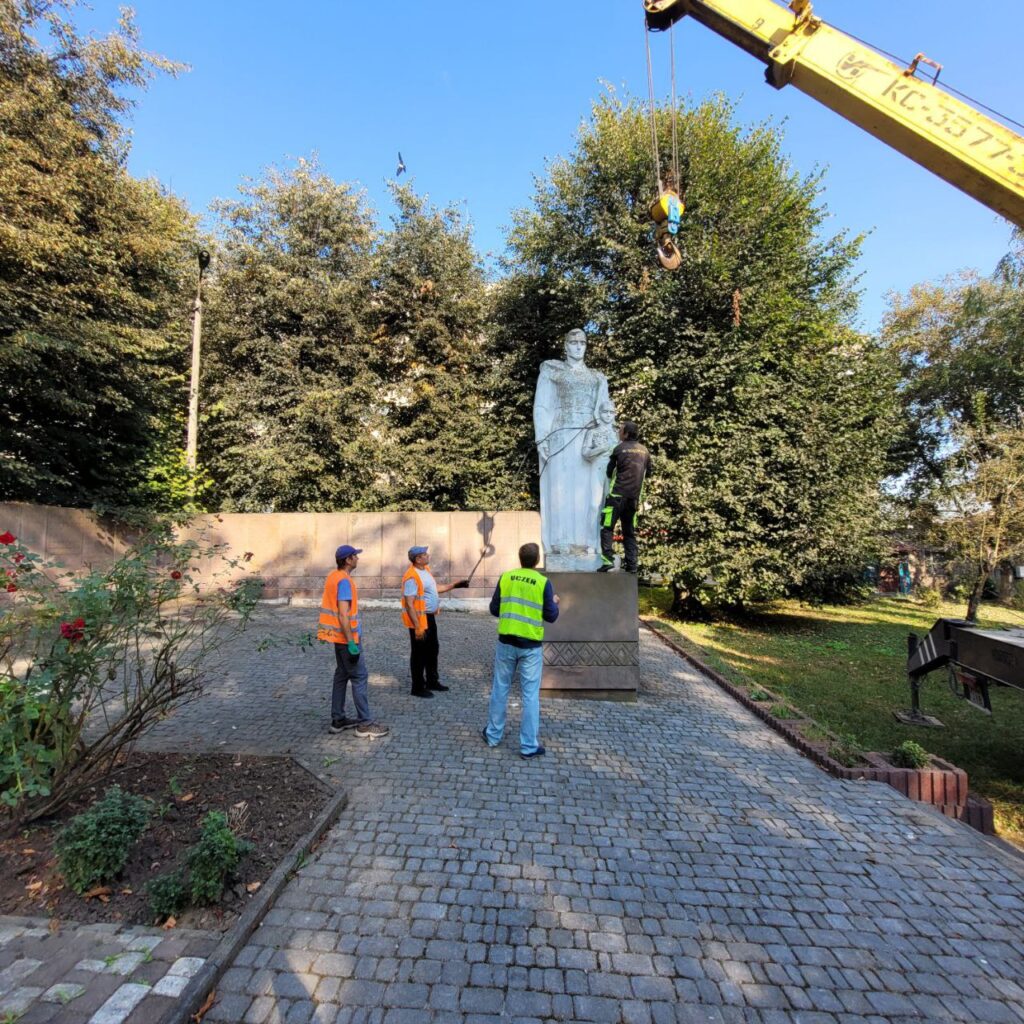 На Прикарпатті демонтували ще два радянські пам'ятники. ФОТО