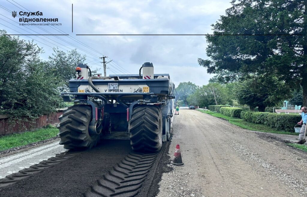 На яких дорогах Івано-Франківщини проводять ямковий ремонт цього тижня