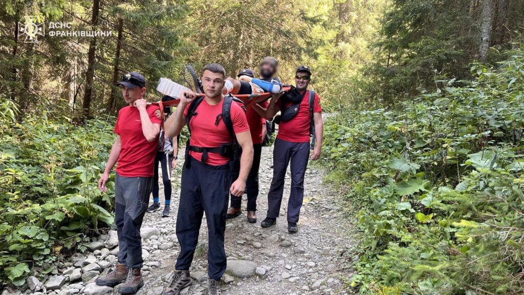Прикарпатські рятувальники допомогли туристу,який травмував ногу в горах,Головне управління ДСНС України в Івано-Франківській області