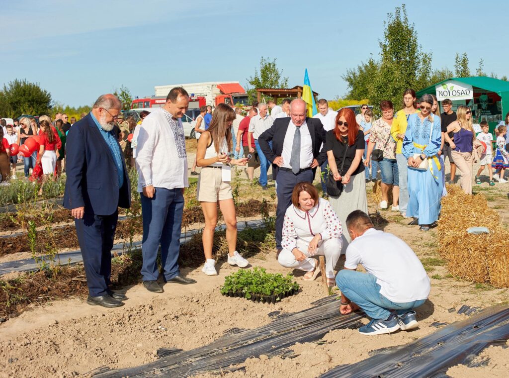 На Франківщині висадили 10 тисяч саджанців полуниці,щоб підтримати захисників