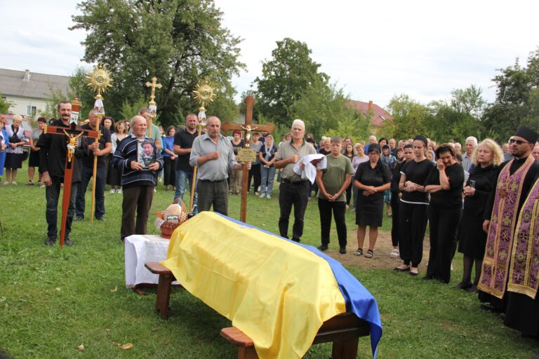 Вмиваючись слізьми, Болехівщина попрощалася з відважним воїном Миколою Смоляком