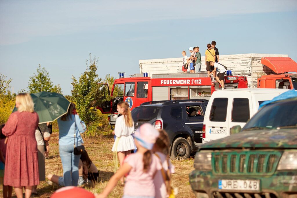 На Франківщині висадили 10 тисяч саджанців полуниці, щоб підтримати захисників. ФОТО