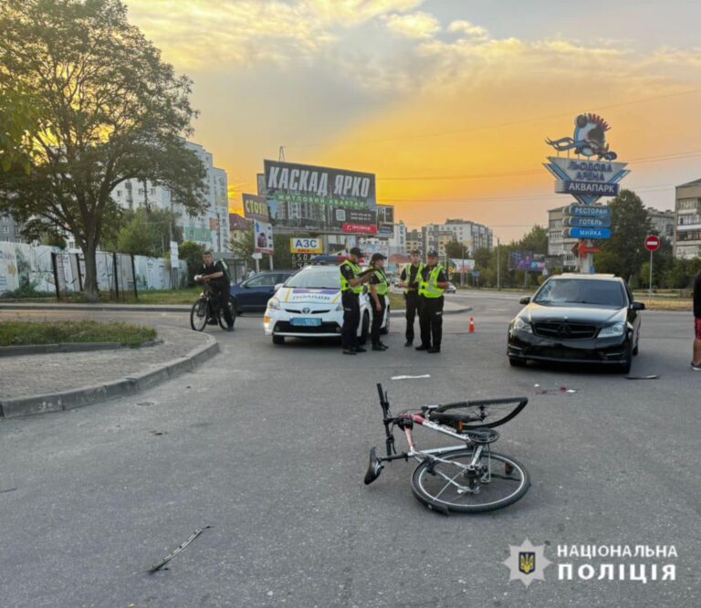 У Франківську водій Mercedes збив велосипедиста. ФОТО