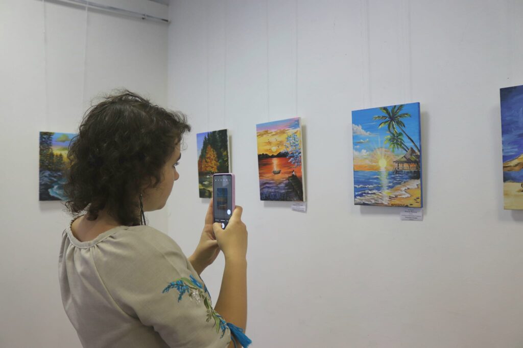 Малюю серцем,у Калуші відкрили виставку картин,створених дружинами і матерями полеглих воїнів,Калуська міська рада