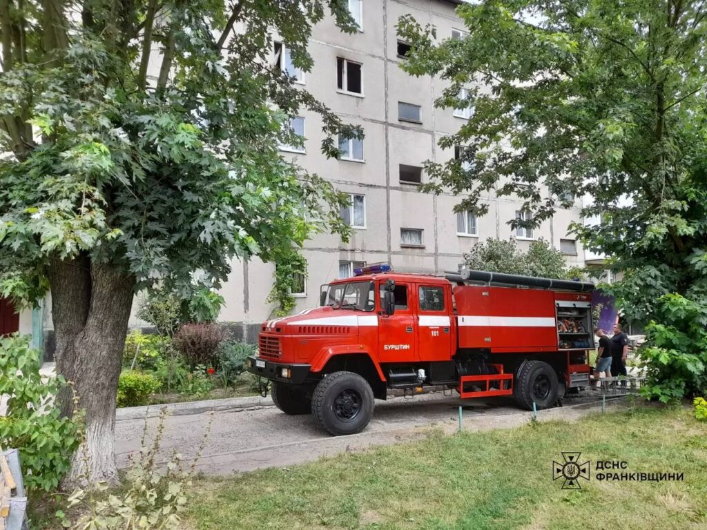 Пожежа в Бурштині: рятувальники евакуювали двох людей, загинули домашні тварини