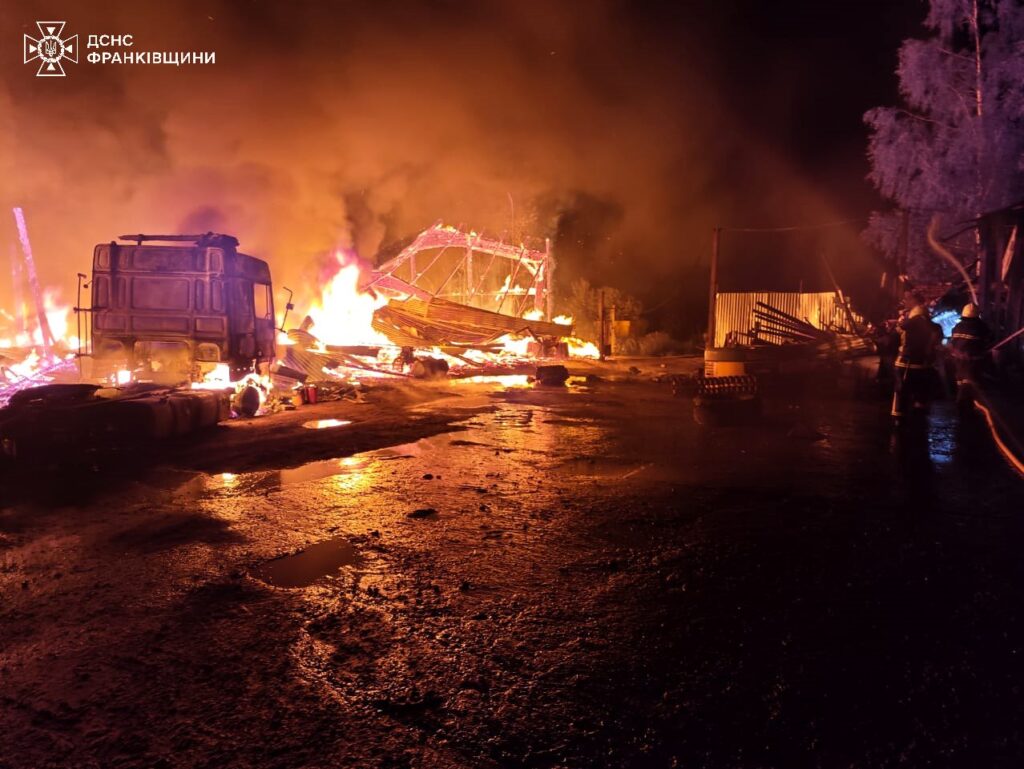 Рятувальники ліквідували масштабну пожежу в Калуському районі. ФОТО