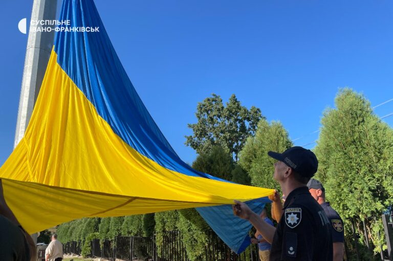 На Прикарпатті підняли найбільший в області прапор. ФОТО