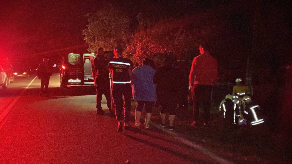 На Прикарпатті перекинулось авто, в якому перебували дев'ятеро пасажирів: загинула жінка