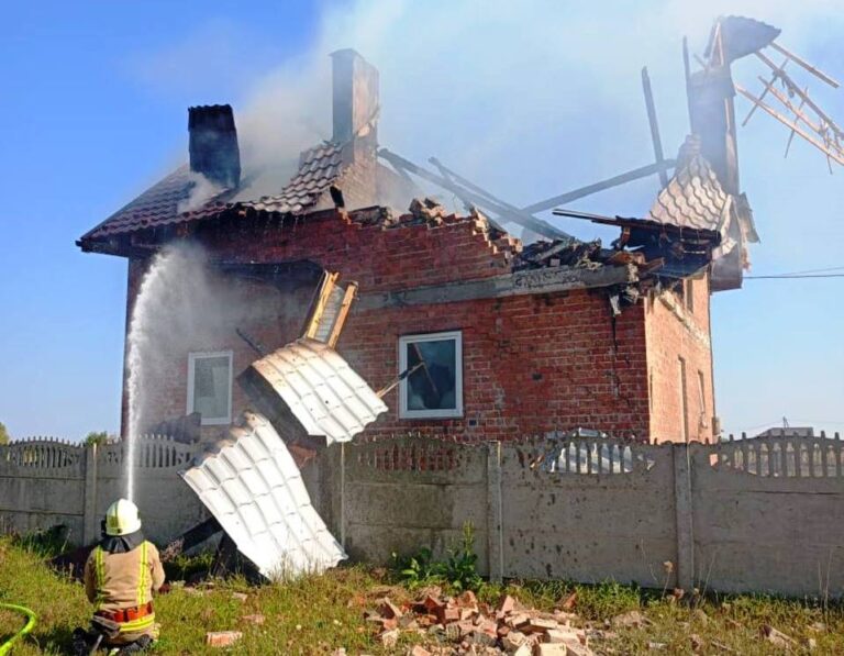 Рятувальники ліквідували наслідки ворожої атаки на Прикарпатті. ФОТО