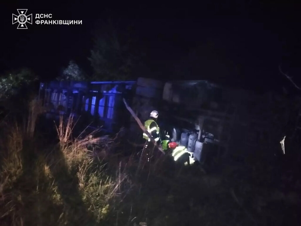 Серед ночі на Франківщині вантажівка перекинулась в кювет