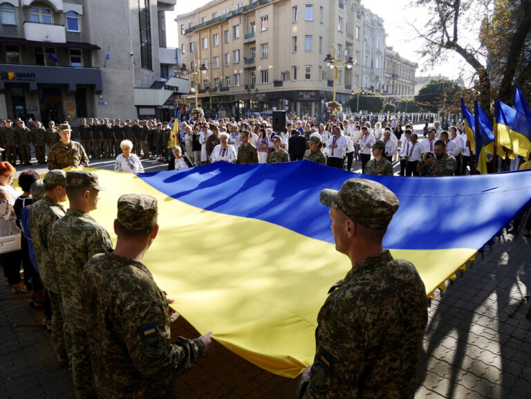 В Івано-Франківську урочисто підняли український прапор