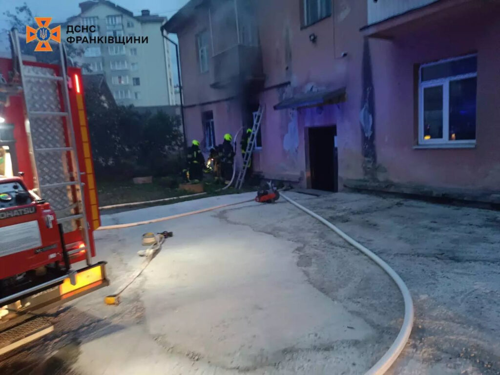 В Івано-Франківську вогнеборці ліквідували пожежу в житловому будинку