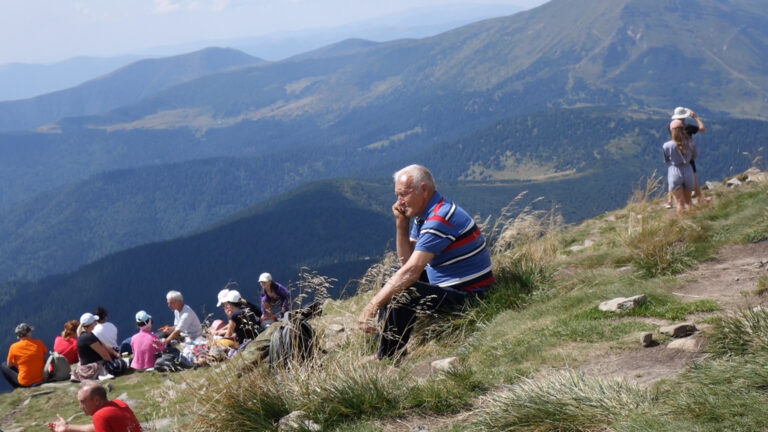 80-річний чоловік босоніж підкорив Говерлу