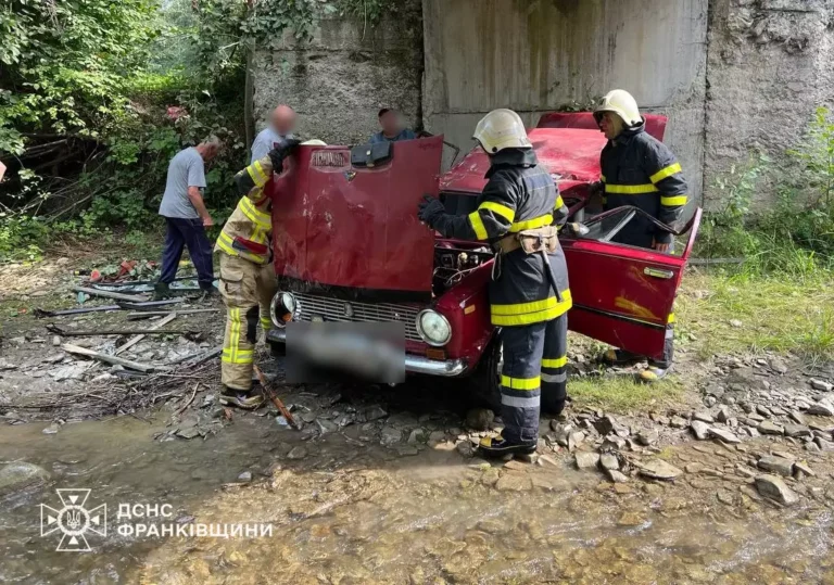 На Прикарпатті автомобіль злетів з моста у річку. ФОТО