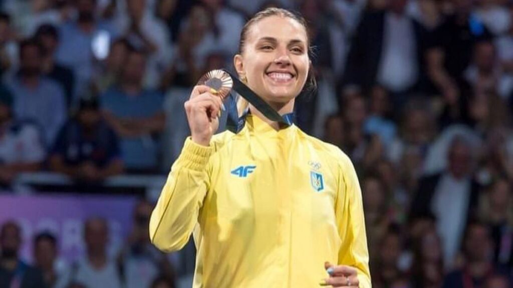 Оля Харлан передала свою шаблю,для благодійного аукціону,Фонду Сергія Притули