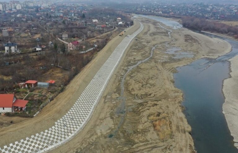 На Івано-Франківщині відновлять три дамби