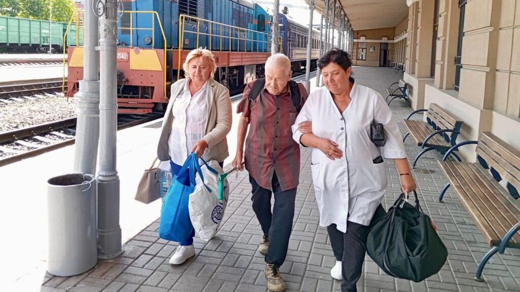 На Прикарпаття переїхав пенсіонер, який пішки вийшов з окупованого Очеретиного