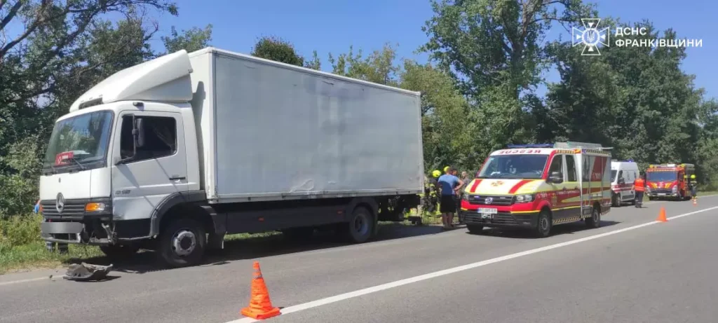 Під Франківськом не розминулись легковик і вантажівка. ФОТО