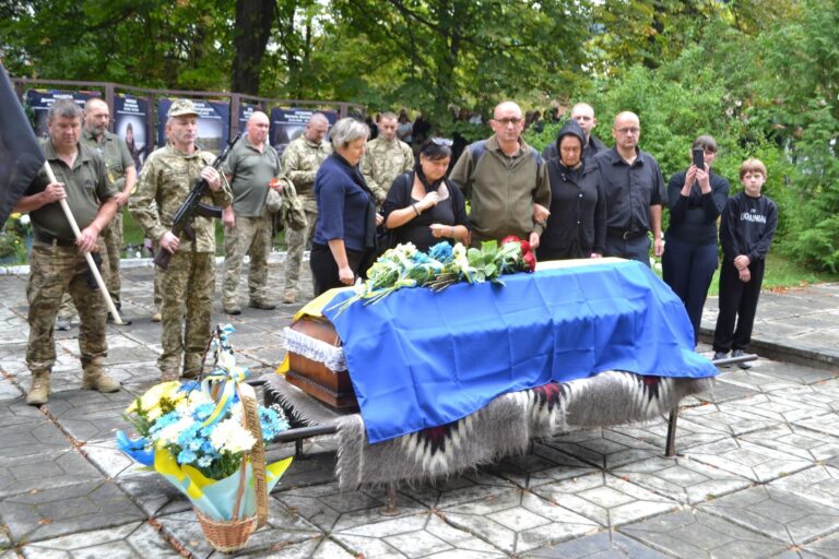 У Верховині на колінах зустріли полеглого земляка-героя Любомира Гладчука