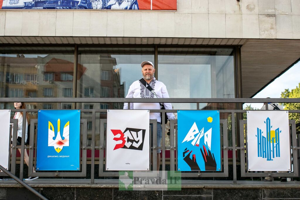 У Франківську відкрилася виставка робіт Нікіти Тітова присвячена тризубу та захисникам України ФОТО
