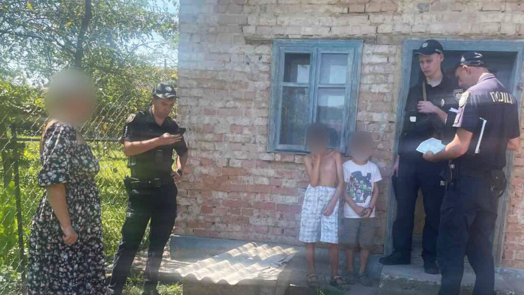 На Буковині багатодітна мати привʼязувала 10-річного сина на ланцюг у дворі