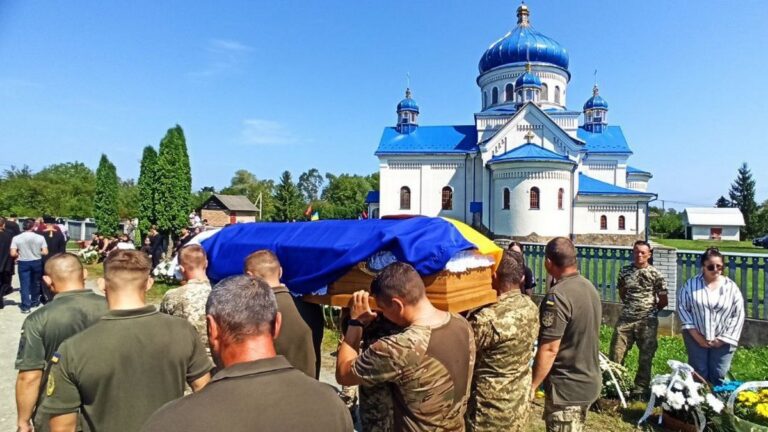 На Коломийщині в останній земний шлях провели 21-річного бійця Максима Лесюка