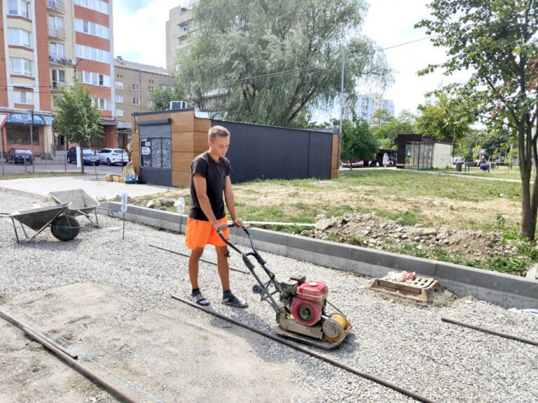 У Франківську на Хіміків оновлюють двір та міжбудинковий проїзд