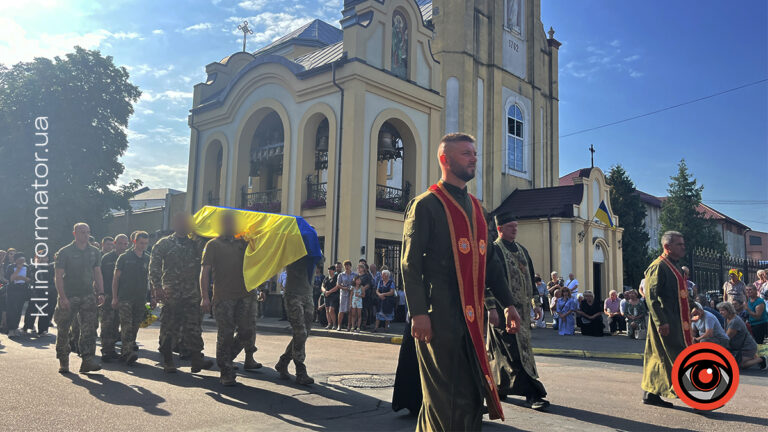 У Коломиї провели в останню дорогу 24-річного захисника Данила Нечволода