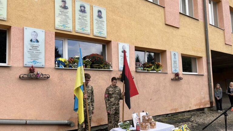 В Отинії відкрили пам'ятні дошки трьом полеглим бійцям