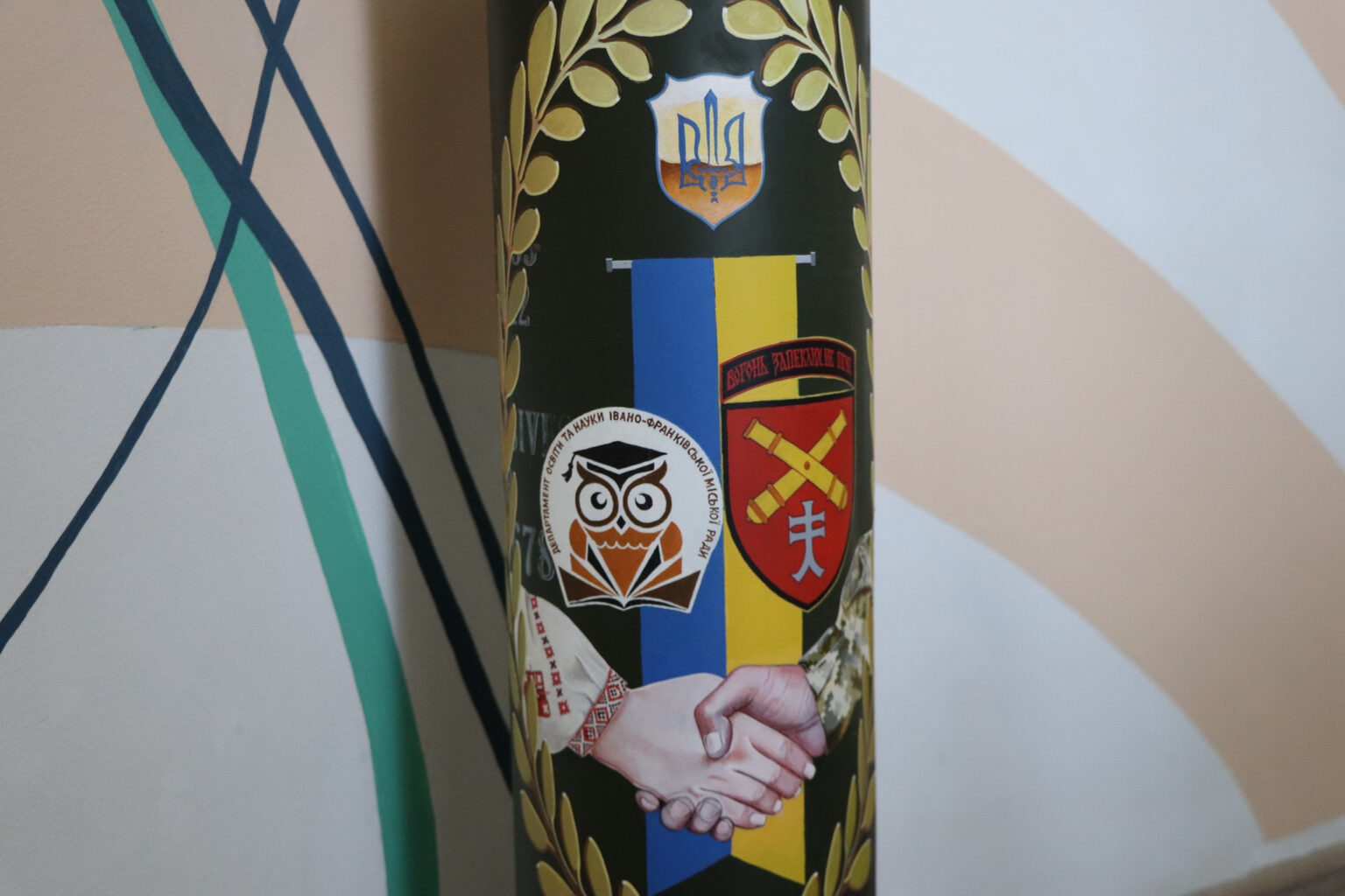 Франківські освітяни розігрують розфарбований тубус