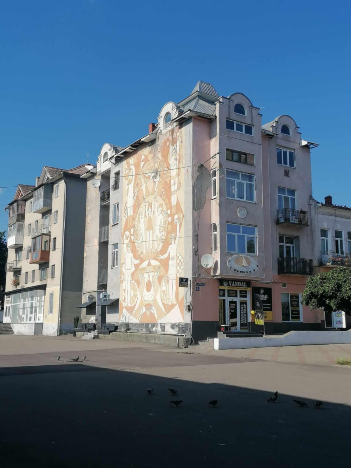 Відомо, хто з підрядників оновить панно з космонавтом в центрі Калуша