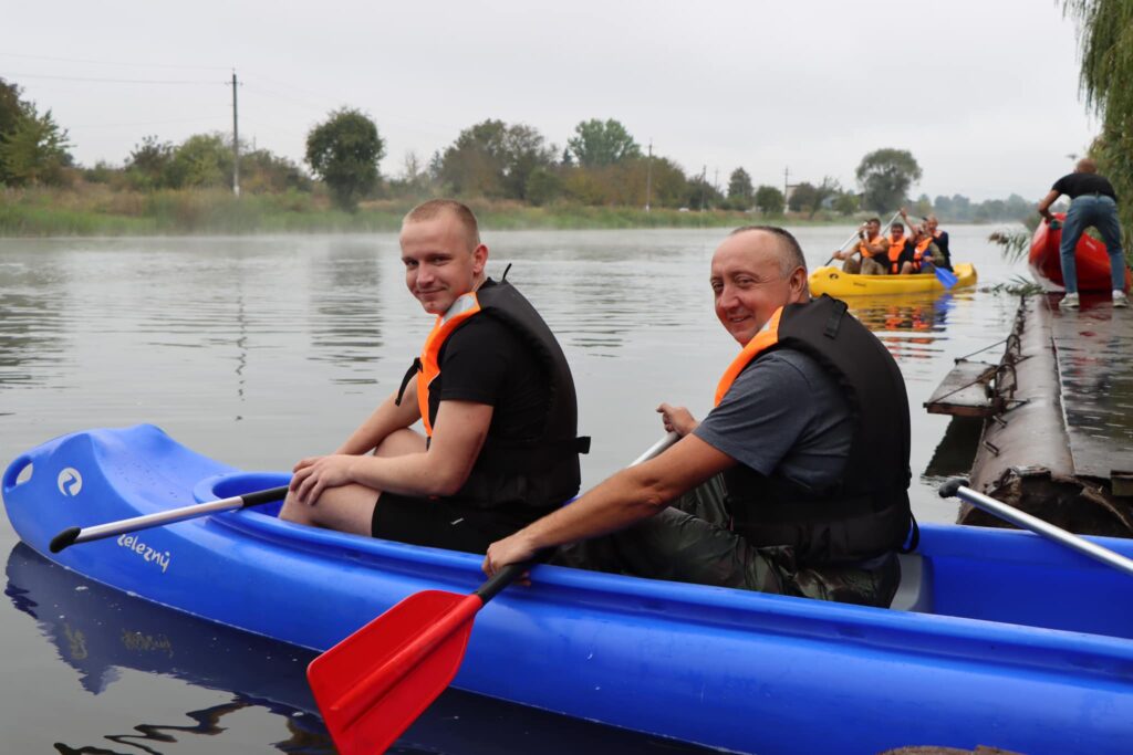 На "Бурштинському морі" відбувся турнір з веслування на каяках серед ветеранів війни