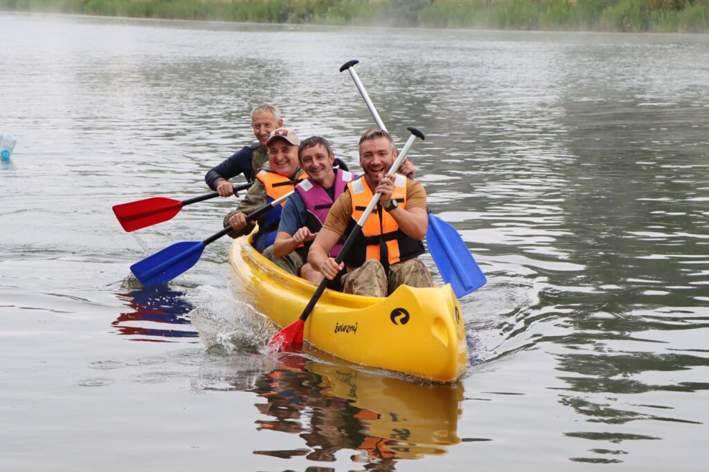 На "Бурштинському морі" відбувся турнір з веслування на каяках серед ветеранів війни