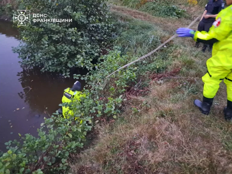 У селі Рошнів дістали з водойми тіло чоловіка