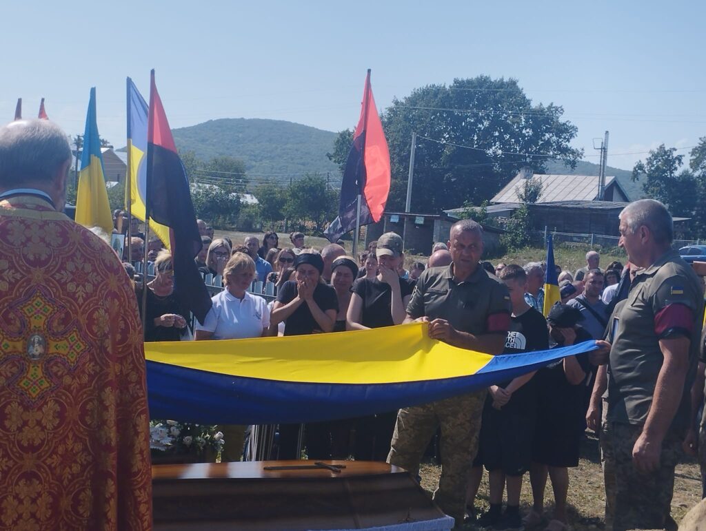 На Прикарпатті провели в останню земну дорогу захисника Дениса Шоломона