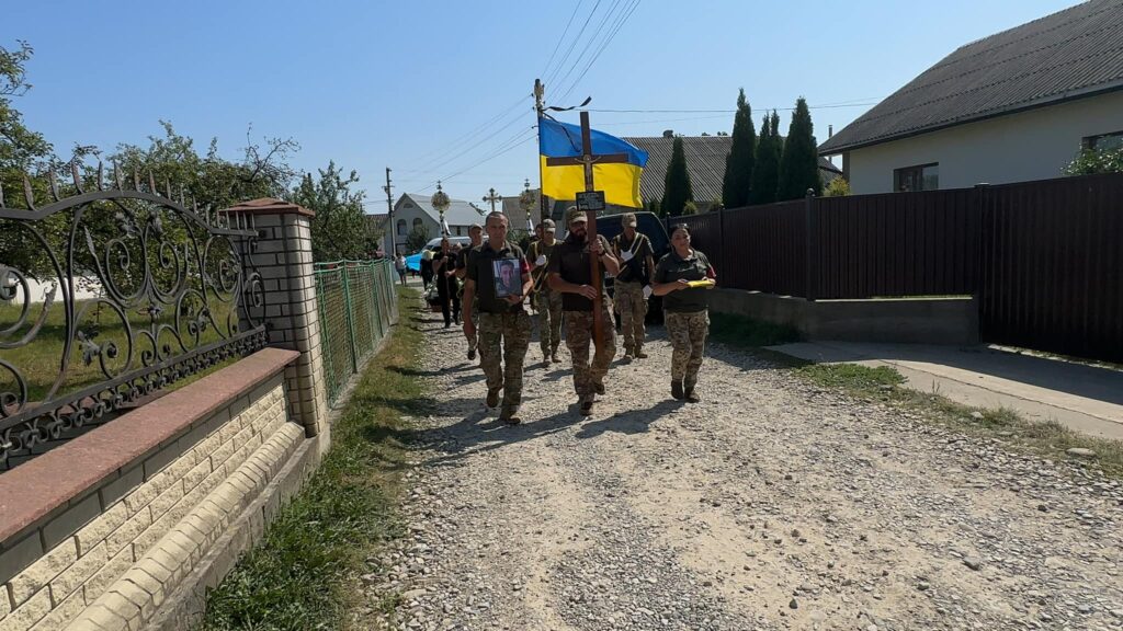 На Прикарпатті провели в останню земну дорогу захисника Дениса Шоломона