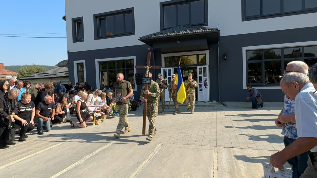 У Надвірнянські громаді попрощалися із полеглим Героєм Василем Ревуцьким