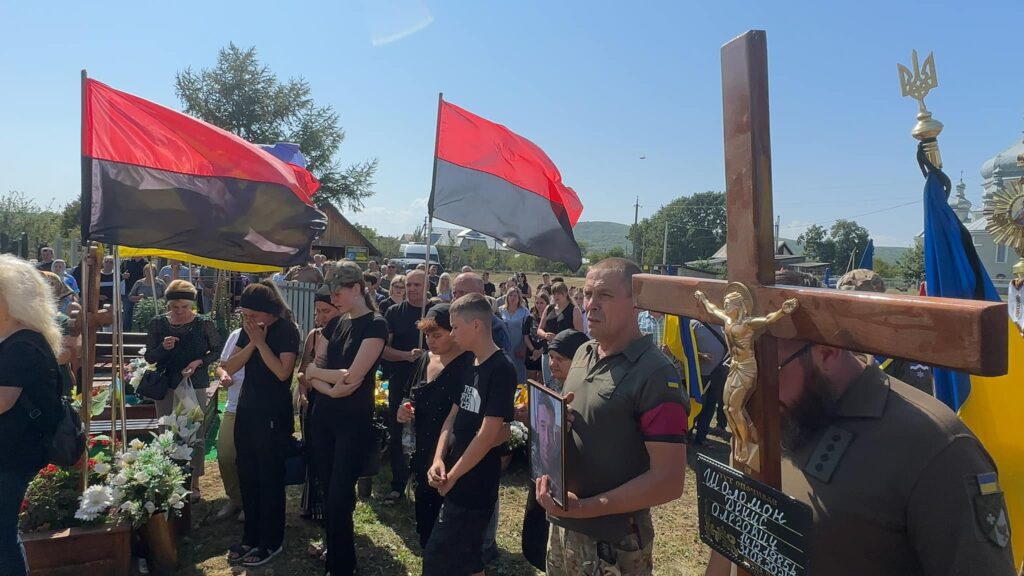 На Прикарпатті провели в останню земну дорогу захисника Дениса Шоломона