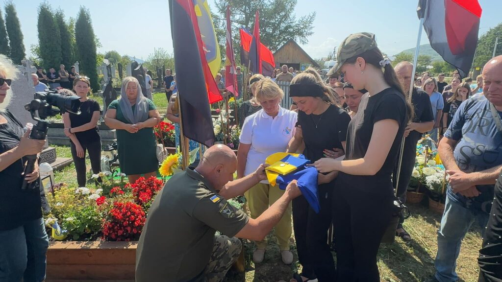 На Прикарпатті провели в останню земну дорогу захисника Дениса Шоломона