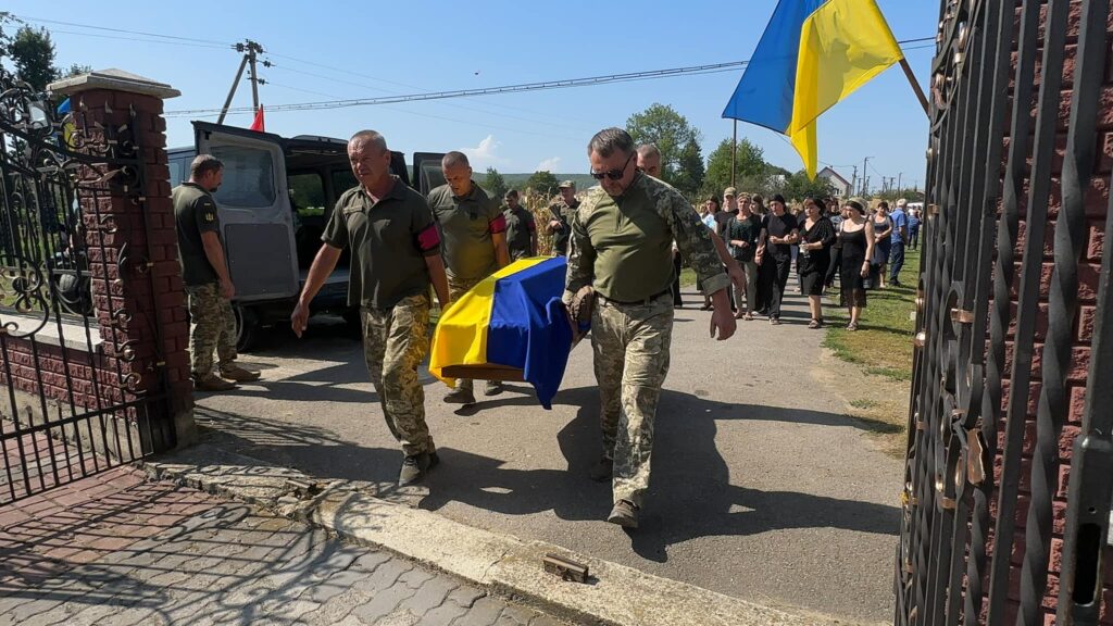 На Прикарпатті провели в останню земну дорогу захисника Дениса Шоломона